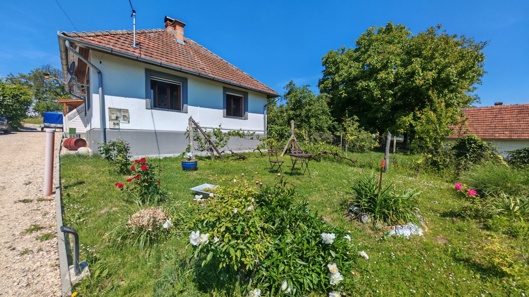 Einfamilienhaus mit Ferienwohnung in Szentliszló